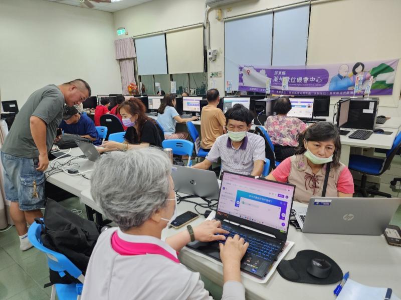 如今的我,除了學習,也開始將數位技能帶進社區與社團,參與防暴、防詐等公益行動。這份參與感,讓我深刻體會到退休並不是結束,而是另一段精彩人生的開始。