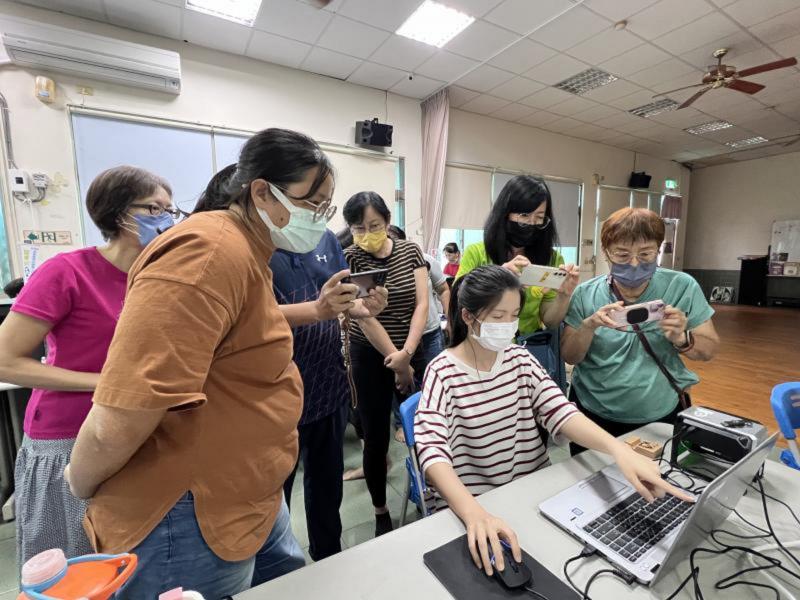 在講師們的細心指導下,我的信心逐漸建立,不只當學員,還成為了志工。我開始協助長輩們學習手機操作、認識LINE、拍照、掃描 QR Code 等實用技能。能將自己學到的知識分享出去、幫助他人,讓我感受到滿滿的溫暖與價值。