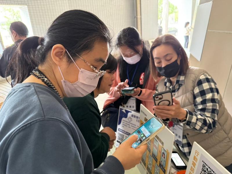 教學過程採取「講解＋操作＋實作演練」的方式進行。首先由講師示範操作步驟，搭配生活情境說明，讓參與者建立實用情境連結。接著進行角色扮演與互動實作，由參與者分組輪流扮演「民眾」與「服務者」，模擬實際諮詢現場，從中練習應對技巧、說明話術與服務節奏。
許多參與的DOC夥伴表示，本次示範不僅讓他們更具體了解行動櫃檯的運作邏輯，也學習到許多實用的教學方法與引導技巧，特別是在面對年長者或數位經驗不足者時，如何以「一步一圖解」的方式循序漸進協助操作，避免學習挫折。