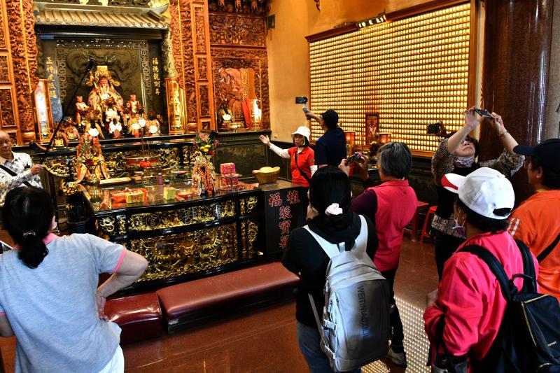 DOC輔導團致力於培訓地方數位後製人才，潮州DOC學員參與課程內容結合數位攝影、影音剪輯、錄音處理及AI應用，指導學員運用多媒體技術進行在地文化紀錄，最終產出具文化價值的影音電子書，促進地方記憶的保存與傳承。