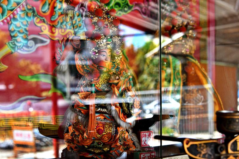 帶領潮州DOC學員深入探訪潮州火車站、三角公園、福安宮土地公廟、三山國王廟、警察廟等文化地景，展開一段融合歷史、人文與信仰的走讀旅程。透過實地導覽與在地故事挖掘，結合數位攝影、錄音剪輯、影像紀錄與AI應用，協助學員學習數位工具參與地方