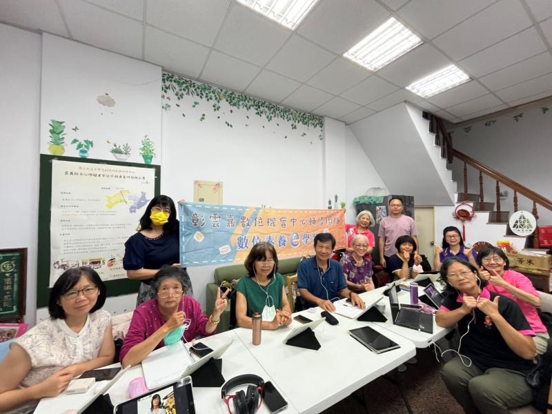 彰雲嘉DOC輔導團隊為提升民眾、DOC學員正確使用網路及培養應具備之數位素養，規劃「數位素養e學習」宣導講座，邀請專業師資分享資訊倫理、網路隱私、網路霸凌、資安意識與媒體素養等專業知識，並於講座中推播彰雲嘉DOC輔導團隊「資安小講座」影片及數位素養「資安小學堂」共享教材等。今年度於彰雲嘉三縣市共辦理五場次宣導講座，邀請仰評老師及柏廷老師和學員們分享正確的數位素養觀念，老師以淺顯易懂的方式說明數位素養的相關案例，例如該如何辨識網路詐騙及如何求證、防範；教導學員學習如何辨別網路貼文的真實性及辨識真假公文，防止假公文真詐財；與學員分享網路購物的陷阱及如何防止網路求職的陷阱，說明常見的網路購物及求職詐騙手法等，並結合輔導團隊製播的「資安小學堂」短影音，提供數位素養的專業知識。透過「數位素養e學習」，提升DOC學員的數位素養，讓所有使用者都能肩負起數位公民的責任並養成良好資安習慣。