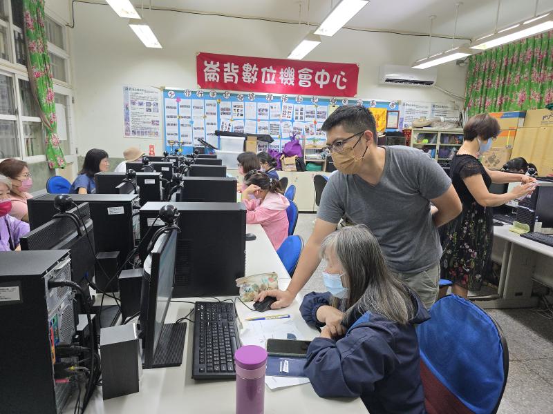 老師解決學員遇到的瓶頸。