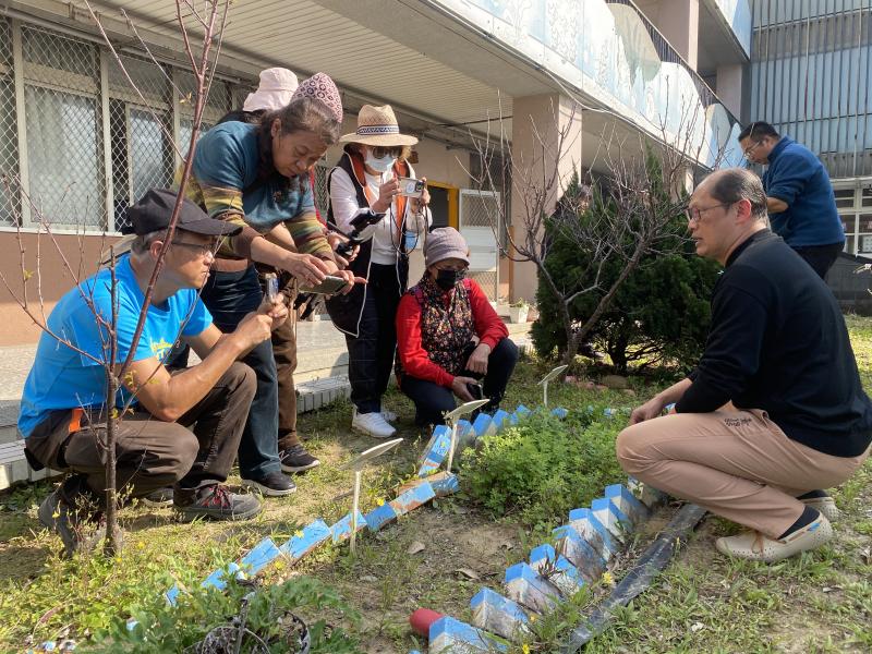 <p>拍攝地點：通霄新埔國小</p>

<p>ＰｅｏＰｏ公民新聞的課堂上，學員們一起前往新埔國小，拍攝訪談校長推動植物復育的特色工作。</p>
