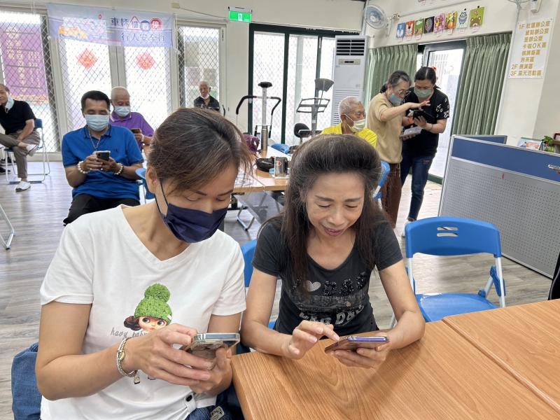 與學員一起討論學習