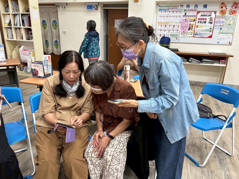 講師與學員一起演練操作流程