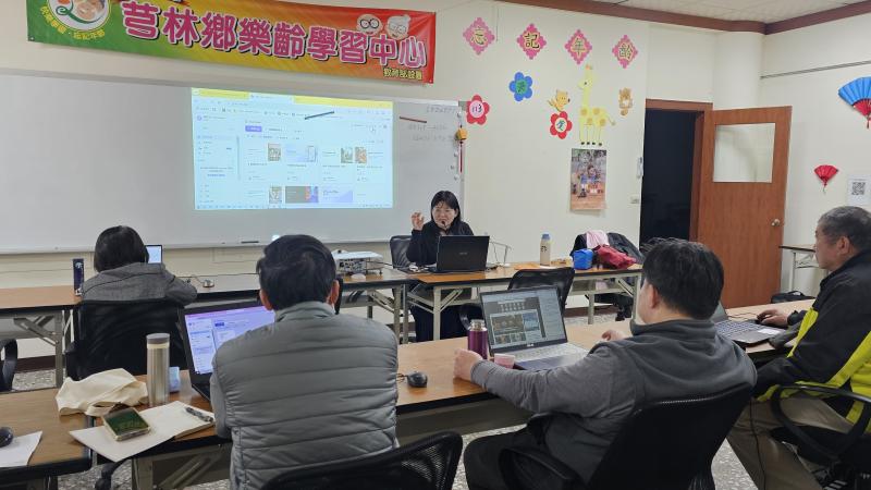 講師說明 AI 如何應用在教案設計、簡報製作與教學呈現上。