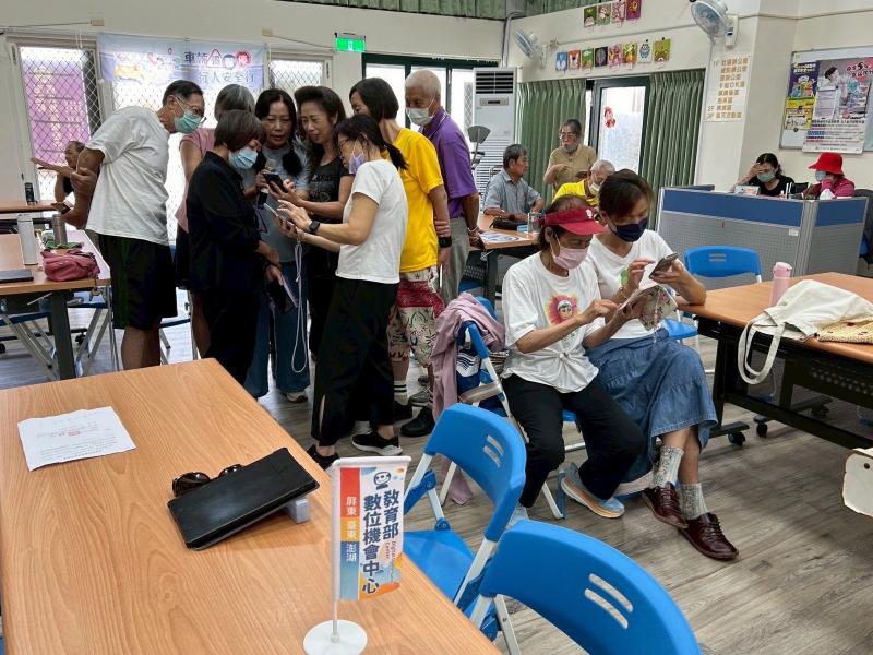 與學員一起討論學習