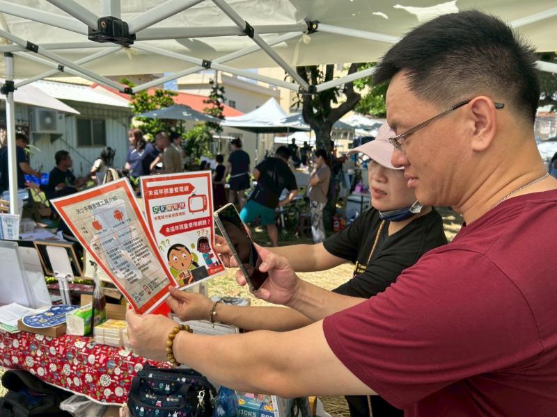 #教育部TANet青少年網路內容防護計畫 讓家長守護孩童網路使用， 更是與孩子共同學習如何在網路世界中保持安全。