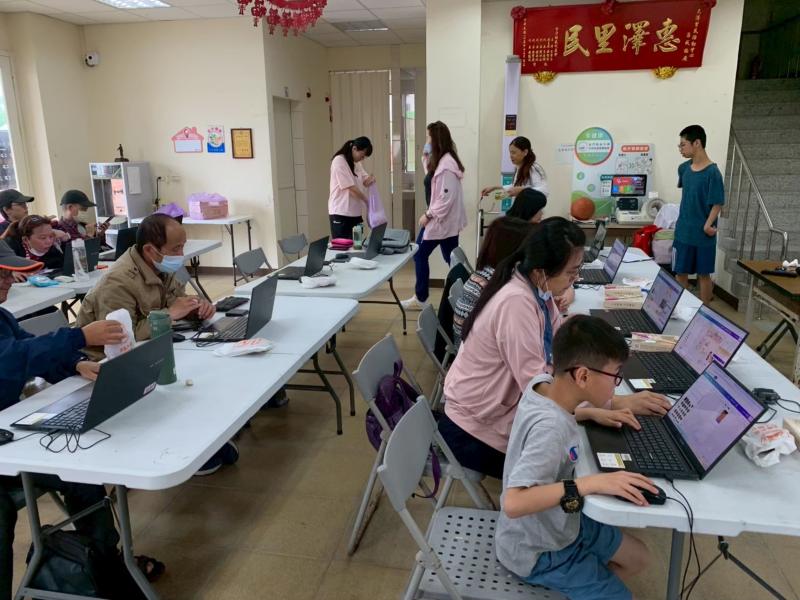 兒子用CANVA設計圖片