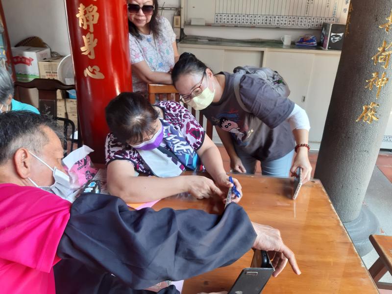     我上過的課程有[網路保健e學習]了解虛擬健保的使用方式,也上了[攝影與修圖]講師教導我們拍照時的注意事項及拍照後如何將照片修飾得更完美,讓我的拍照技巧進步許多,二林DOC開設了有許多不同類型的數位課程 豐富了我平凡的活。