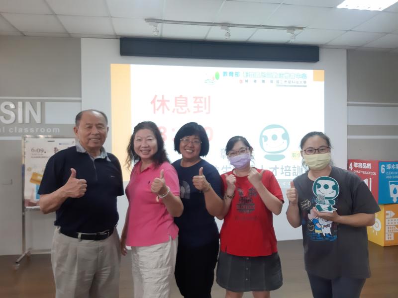     在二林DOC上課非常感謝彰雲嘉地區數位機會中心團隊及二林DOC用心的安排多元豐富的課程及專業的講師,並關心每位學員的上課情形耐心的教導,上課時我也跟學員們成為好朋友,讓我走出 家庭重新有當學生的感覺,