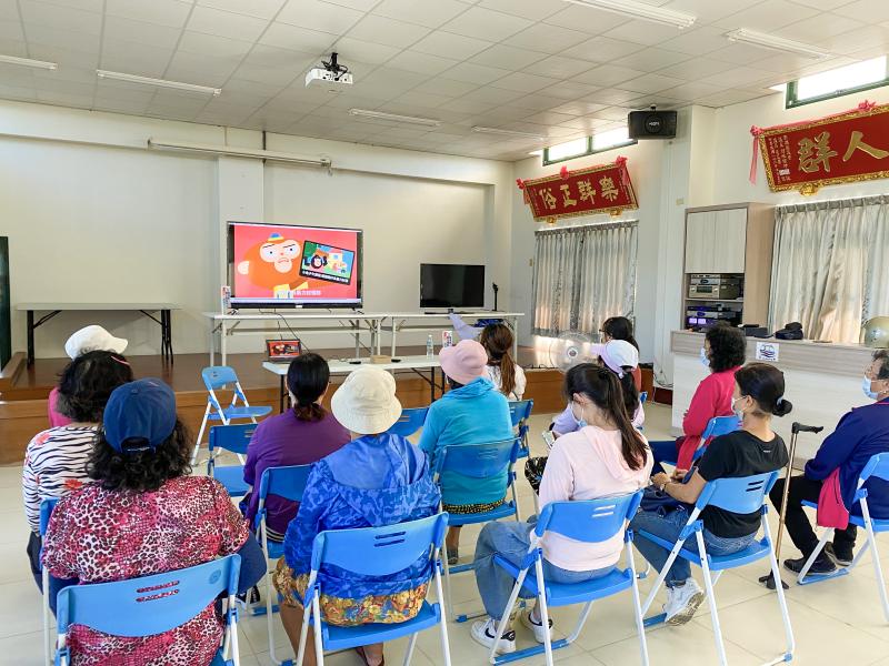 輔團導與東東澎DOC合作，在每堂課程開始前，會安排15至30分鐘的資訊倫理宣導時段。宣導內容以淺顯易懂方式進行，並結合當前網路事件進行案例說明，讓民眾了解網路霸凌、數位性別暴力的常見型態與應對方式。透過播放教育部製作的宣導影片，加強民眾對資安意識、網路隱私保護及媒體識讀的理解。