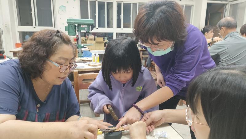 與學員互動良好,課堂上討論作品組合操作