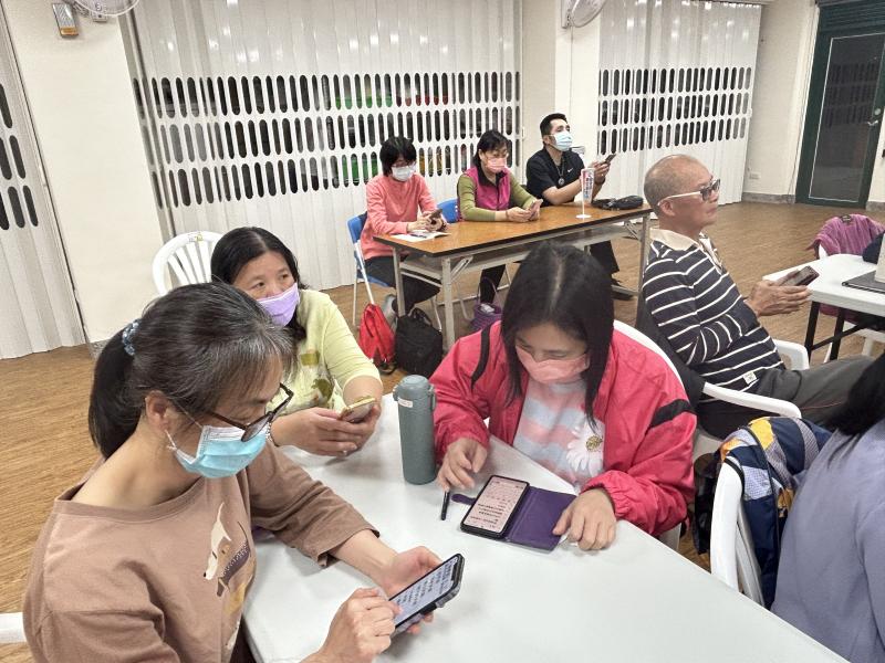 學員一起按講師說明學習操作