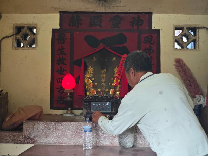 幫忙醫生娘換茶水的長者