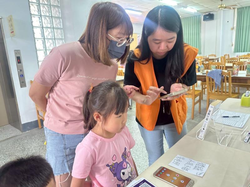 現場設有iOS家人共享與Google family link的操作示範體驗，輔導員引導家長實際體驗設定睡眠時間、查找孩子位置、審核應用程式安裝等功能，幫助他們理解背後的邏輯與應用情境，同時發放宣導DM，讓家長回家後也能繼續複習與實作。


許多家長在現場驚喜發現：「原來手機裡早就有這些功能」、「以前都以為需要安裝額外的App，其實操作比想像中簡單！」活動不僅提升家長對數位工具的認識，更種下了正向科技使用的種子，希望協助家庭在孩子成長過程中建立起良好的數位溝通與信任關係。