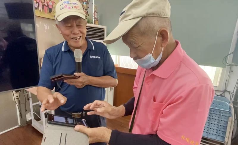 <p>草屯DOC的第一堂課，邀請社區中廣受敬重的攝影大哥擔任講師，傳授手機攝影的實用技巧，因為講師是熟悉的社區夥伴，男性長者學員不僅卸下學習的壓力，更在輕鬆的氛圍中主動提問、積極參與，笑容與快門聲此起彼落，記錄著彼此相互學習的喜悅。</p>