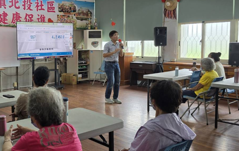 今年6月為草屯DOC銀髮長者講解165防詐騙儀表板時，我們以淺顯易懂的方式，帶銀髮長者一步步認識警政署165防詐網站。透過縣市地圖與統計圖表，讓長輩了解近期哪個地區詐騙案件最多、常見的詐騙類型為何。圖表顏色分明、資料清楚，協助長者建立基本判斷力，不再只是聽人說，而是能親眼看到、自己理解，提升警覺心，遇到可疑情況時懂得自我保護、馬上求證。