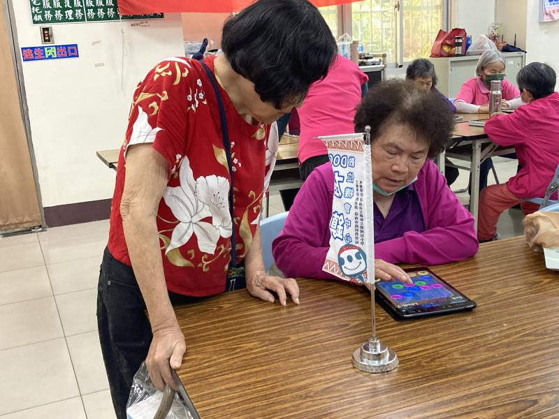 <p>活動地點:114年5月<br />
活動內容:左鎮數位機會中心來到榮和關懷據點辦理平板體驗課程，其中的剪鈕扣遊戲讓學員們聚精會神地想辦法破關。</p>