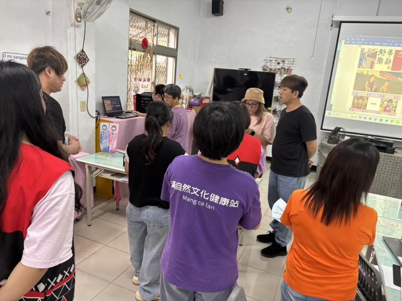 講師教大家操作馬克杯機台