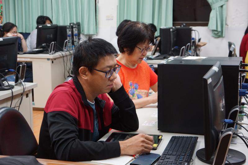 上課中的學員對著電腦學習