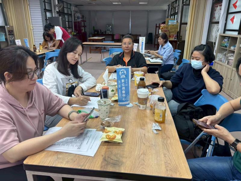 學員認真上課並聆聽講師講述APP下載步驟