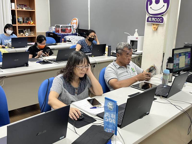 不被年齡定義的學習旅程：我用Canva設計紫斑蝶月曆-2