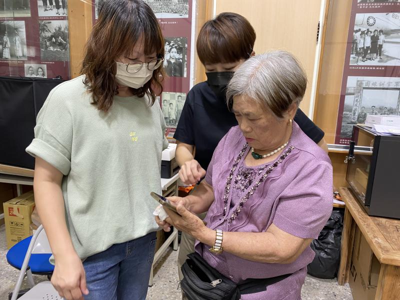 Podcast課程從節目企劃、採訪、錄音到剪輯，學員不僅學技術，更學習傾聽與紀錄，深入理解生命經驗背後的情感與文化價值。