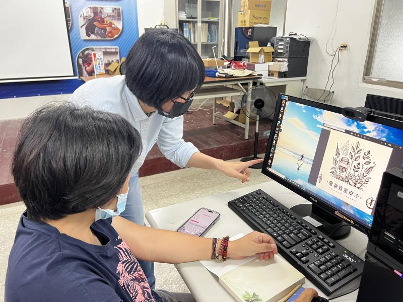 老師耐心指導Canva操作