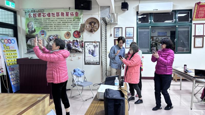 利用手機Gemini、AI學習互動。