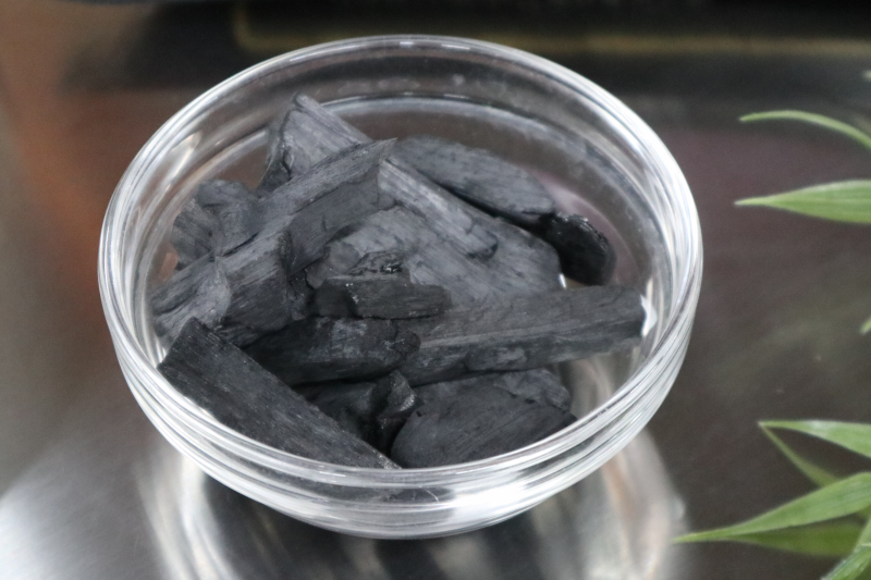 農廢木材經碳化升級為木炭,具備除濕除臭功能,是實用又環保的日常選物。