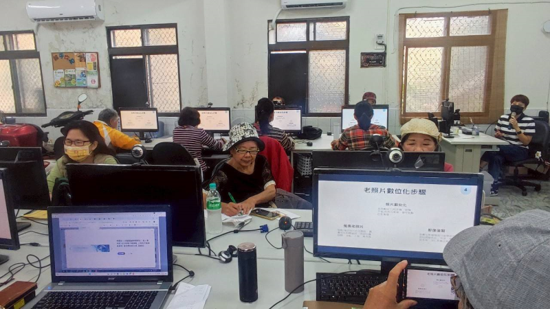 學員徐虞珍參加手機ai課程時的拍攝畫面