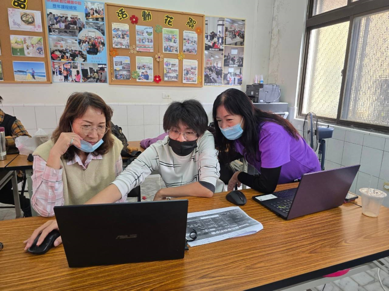 學員吳碧蘭在課程中發問的情景