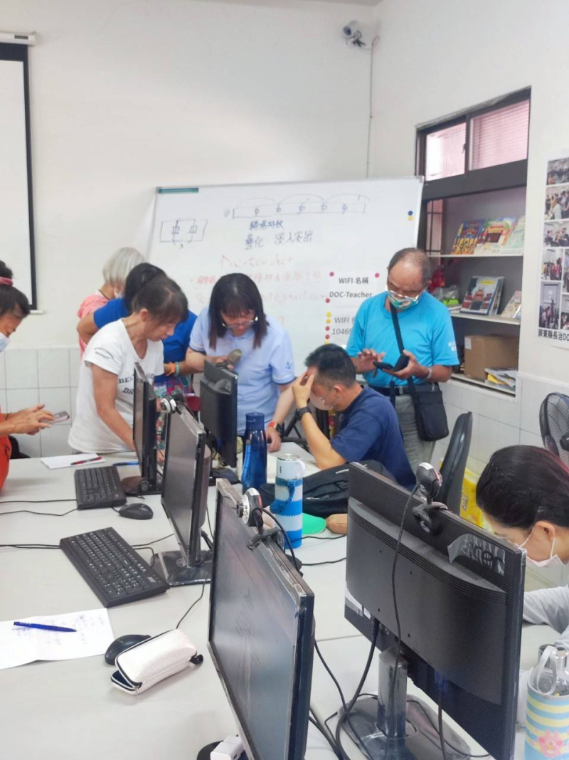 學員李姿靚參加ai課程時親自看老師示範操作的情形