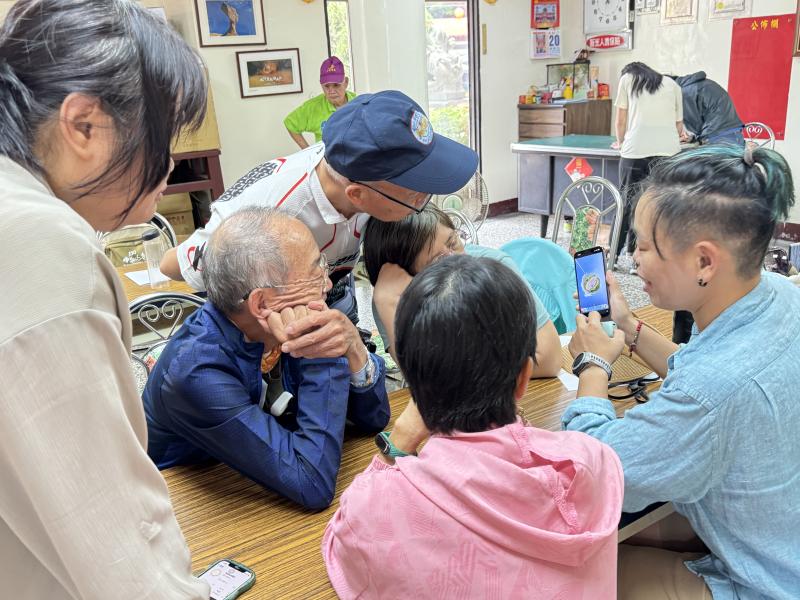 學員認真的學習及詢問老師正拿著智慧型手機，圖片描繪了Insta360影片的剪輯