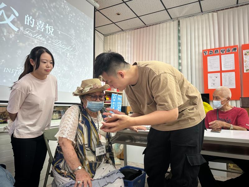 課堂中，我帶領學員使用體脂計進行量測，了解自己的體重、體脂肪、肌肉量等指標，並解說這些數據代表的健康意義。