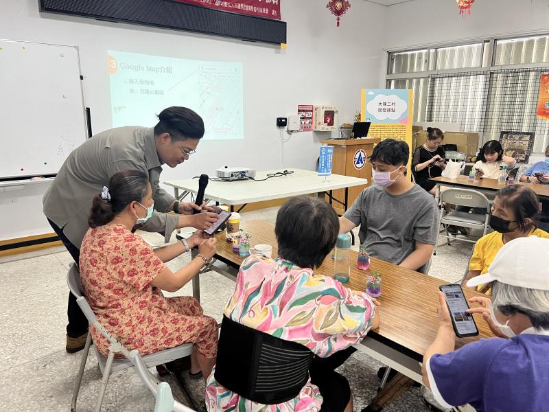 透過課程，我有機會將AI旅遊規劃、生活應用工具、數位工藝等實用科技，以簡單易懂的方式介紹給學員。