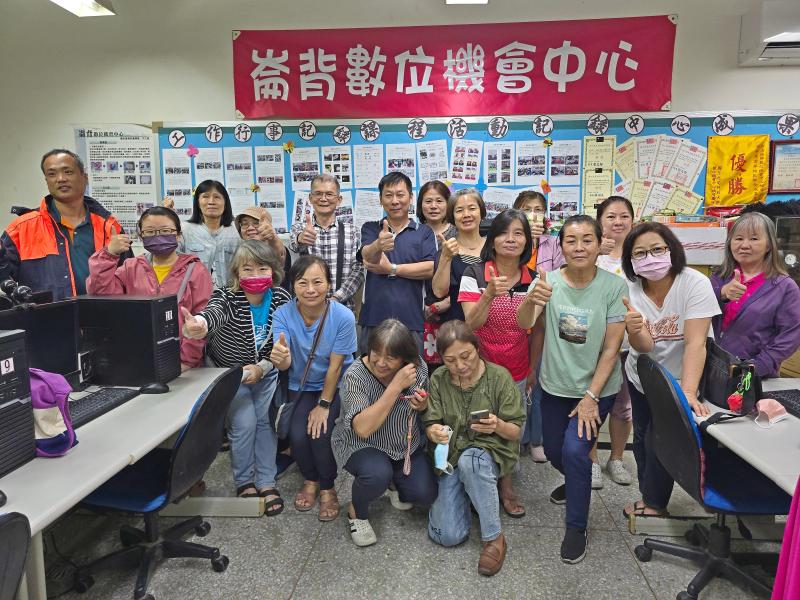 課後跟學員合影。