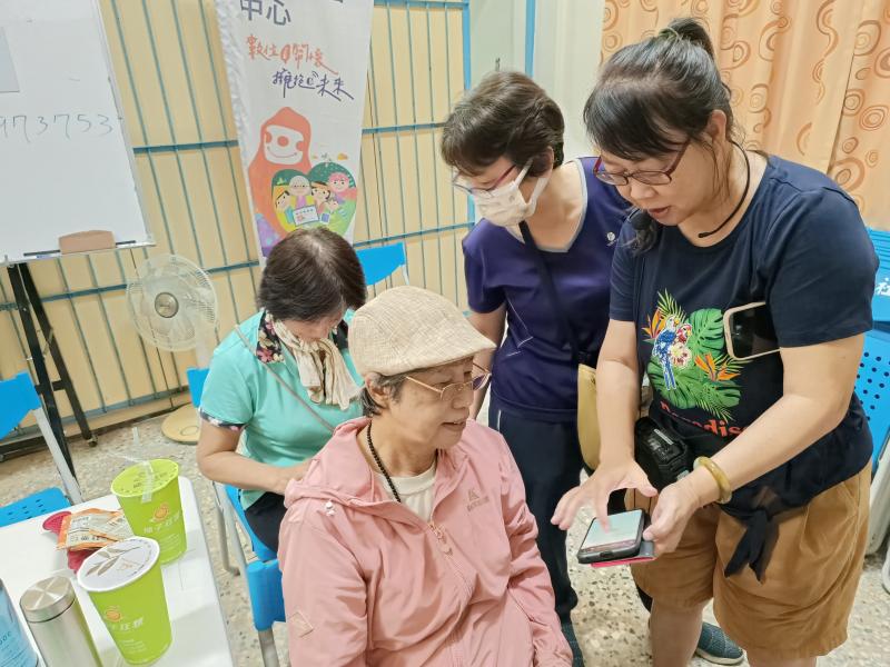 講師輔導學員學會使用數位語音紀錄工具，完成客語文化的學習與保存。