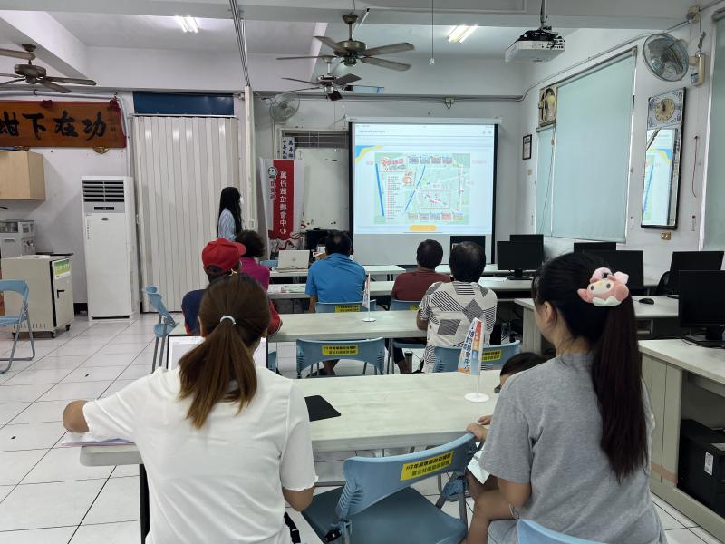 社區民眾集思廣益,討論新地圖的設計。