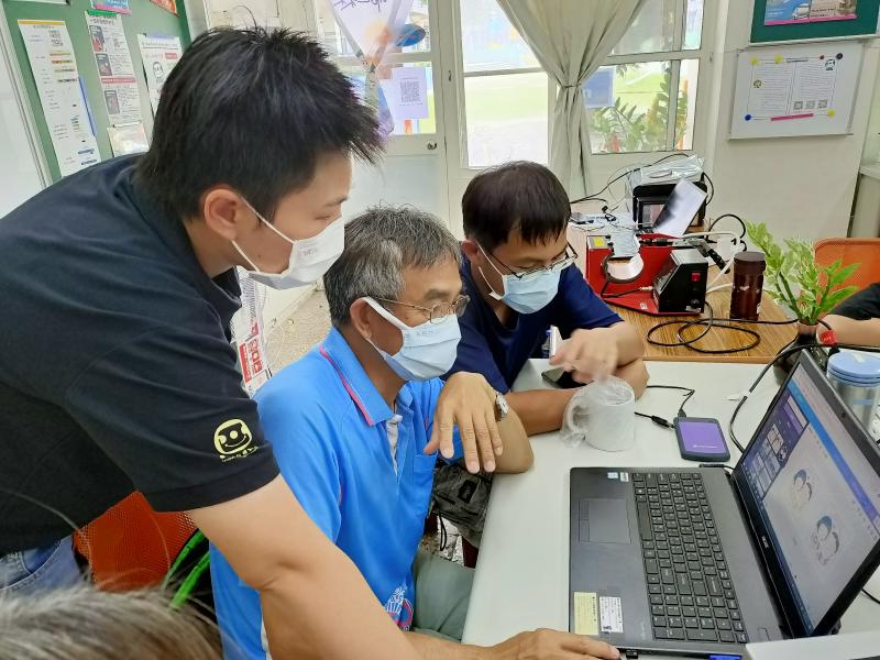 我還把她的照片設計成專屬的月曆與馬克杯，每當她拿著這些作品開心地笑，我就覺得自己的學習真的有了意義