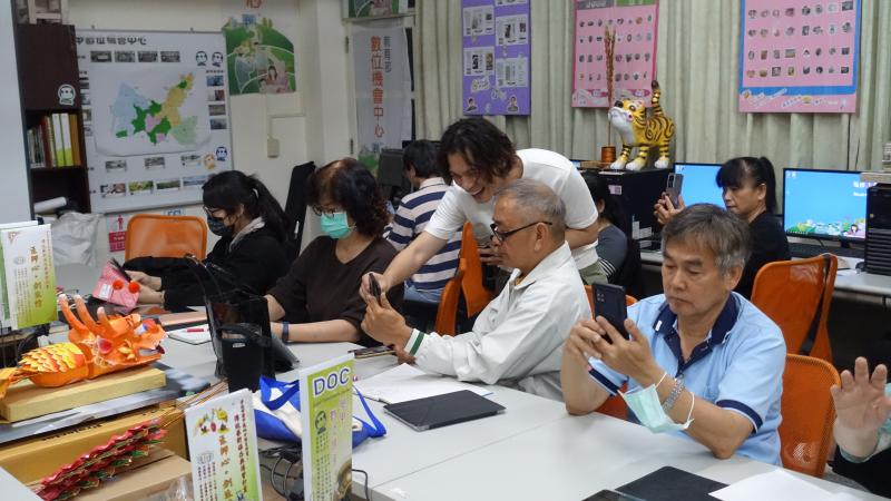 DOC不只是教學的地方，更像是一個溫暖的大家庭，讓我在忙碌照顧家人的同時，也能保有自己的學習節奏與生活熱情