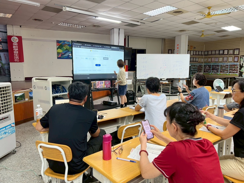 學員們動手操作平板電腦,現場實作學習,將課堂知識轉化為實用技能。