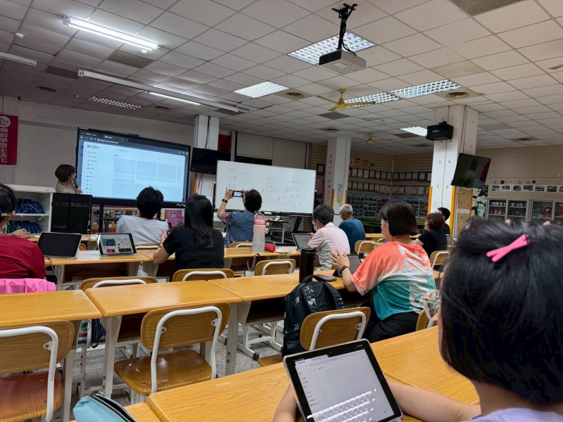 學員彼此交流討論操作步驟,展現出熱情互助的學習氛圍。