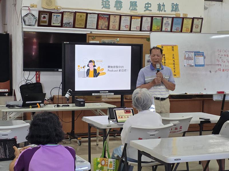 在地耆老分享早年靠捕捉蝴蝶製作標本維生的經驗。