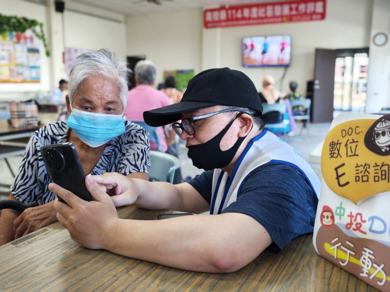 因常常主動協助其他學員，我們建議Allen可以從學員成為「DOC數位小幫手」