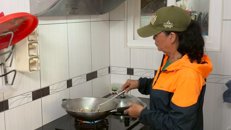 職人料理花菜乾炒肉的過程