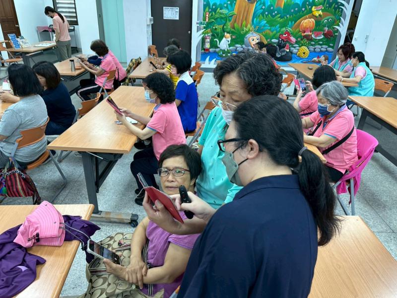 學員在台下實際操作練習