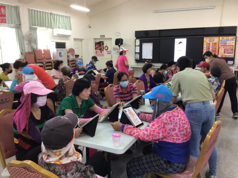 跟阿嬤上課的社區現場